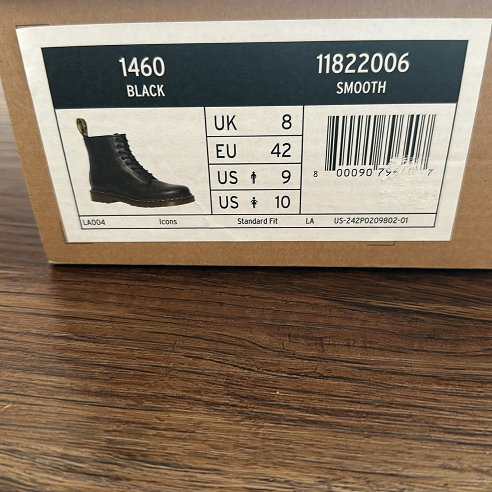 New in Box Dr. Martens Black Smooth Leather 1460 Lace-Up Boots - Picture 4 of 7